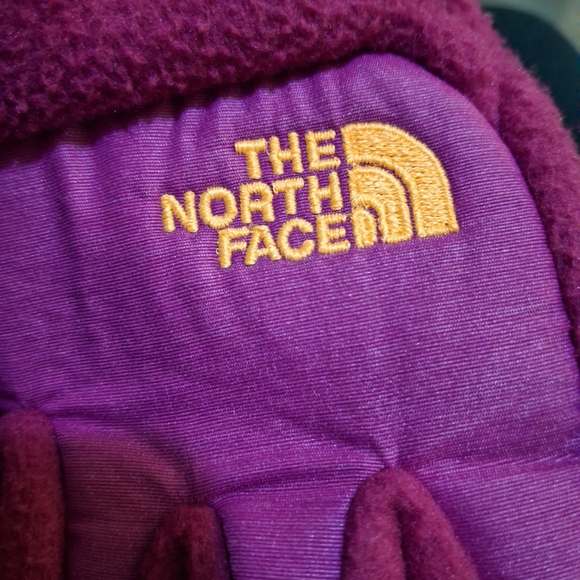 The North Face Women's Denali Etip Gloves. - Picture 7 of 15